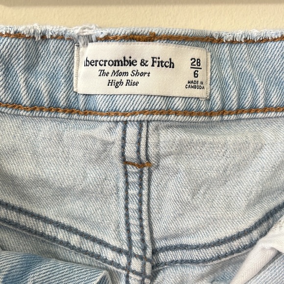 Abercrombie & Fitch The Mom Short High Rise Light Wash Distressed Denim Shorts - Picture 8 of 9